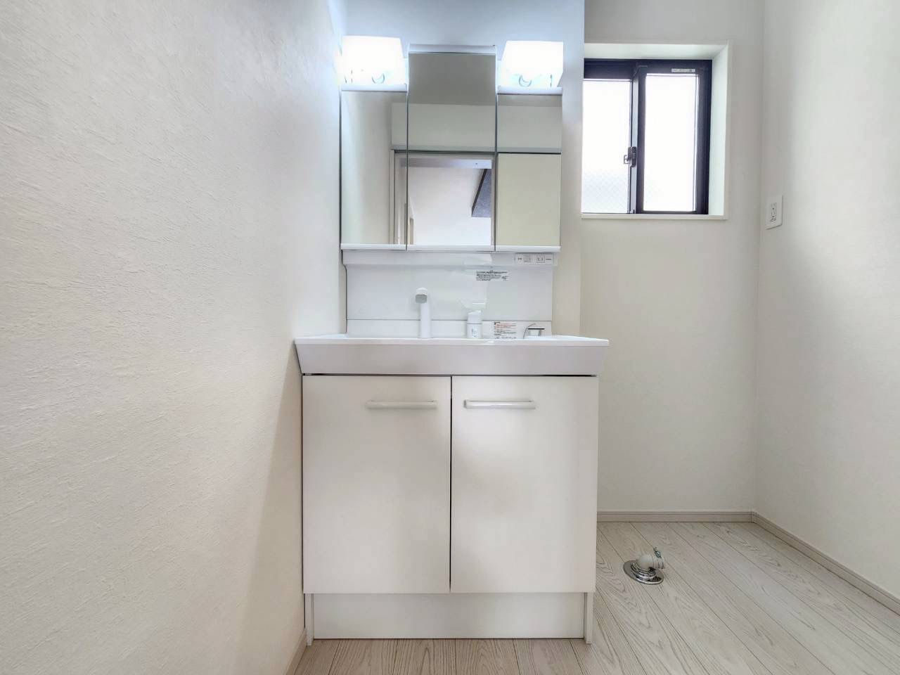 【価格改定】長岡京市奥海印寺東山1期の独立洗面台|三面鏡タイプの洗面化粧台です！収納も安心です(^^)/