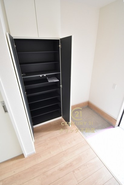 Grace　水戸市元吉田町　3期 　限定1棟！の玄関|たっぷり入る玄関収納です！扉の中は可動棚ですので、用途に合わせて高さを自由に変えることができます。