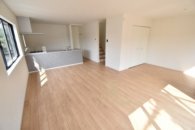 Grace　水戸市元吉田町　3期 　限定1棟！の居間・リビング|洗練された明るいLDK。カーテンやラグの色、質感、選ぶ家具などで雰囲気が変わりますので、お好みのインテリアを楽しみましょう♪リビング階段は家族が自然と顔を合わせる工夫です。