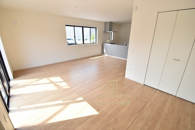 Grace　水戸市元吉田町　3期 　限定1棟！の居間・リビング|おしゃれな家具やカーテンもより映える明るいリビングです。ソファーを置いてもまだまだ余裕の広さ♪リビングにある大容量の収納スペースも便利です。