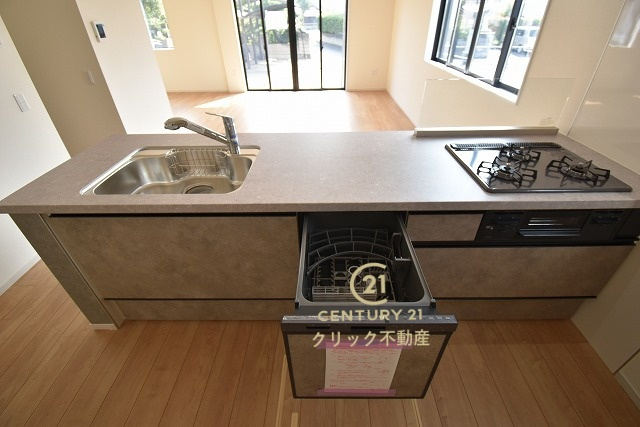 Grace　水戸市元吉田町　3期 　限定1棟！のキッチン|対面式システムキッチンです。十分な広さのキッチンなら家族での分担作業もはかどりそう！食事の後片付けもラクラクの食洗機つき♪水道代の節約になり、気になる手荒れも防げそう！