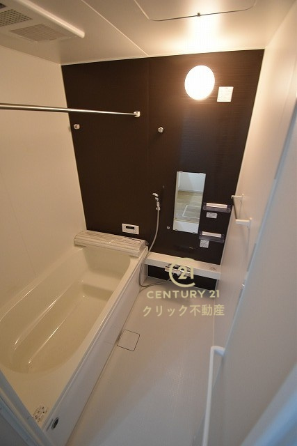 Grace　水戸市元吉田町　3期 　限定1棟！の浴室|浴槽への出入りが安全な低床タイプのユニットバスです。洗い場は滑りにくい速乾床ですので、お子様やご高齢の方にも安心です。自動お湯張りに追焚機能付きのオートバスです。