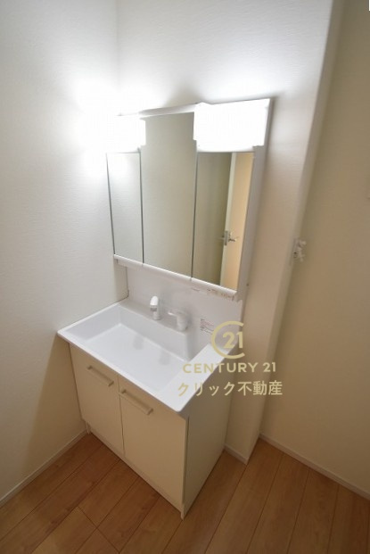 Grace　水戸市元吉田町　3期 　限定1棟！の独立洗面台|シャンプードレッサー付き洗面台。広めで使いやすい、お手入れが楽なデザインで、いつもすっきり清潔に保てます。