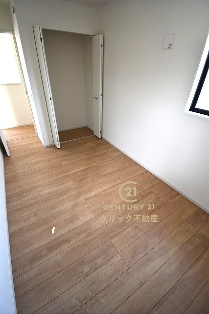 Grace　水戸市元吉田町　3期 　限定1棟！の洋室|折戸を開くと壁面クローゼット。衣類が横一列に並ぶためひと目で洋服が選びやすい！衣類をたくさんお持ちの方もスッキリ片付きます♪