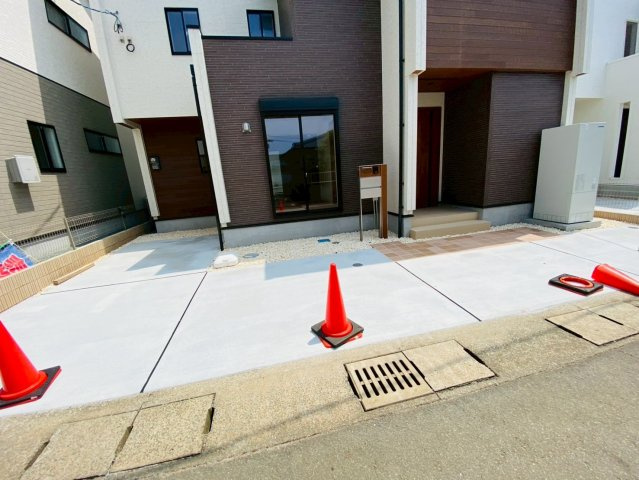 ブルーミングガーデン／東区上南部２丁目／２号棟の駐車場|駐車場は平置きで２台可能