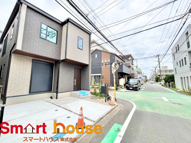 相模原市中央区千代田　新築2棟の前面道路含む現地写真|オシャレな外観は、人の目を引くだけではなく自慢したくなりますね！植木を置いたりアレンジは、自由です。自分の好みに仕上げましょう♪