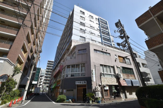 【外観】 | 青空によく映える建物です。手入れの行き届いた外壁やマンション正面エントランスなど、綺麗な姿をぜひ一度、現地にてご覧ください。～即日のご見学可能～　お問合せはお気軽にどうぞ。
