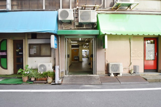 【エントランス】 | お客様を、そして住人を出迎えてくれるマンションのエントランス。ゴミが落ちていないことからも、管理状態の良さや住民の節度の高さが見て取れます。～即日のご見学可能～　お問合せはお気軽にどうぞ。
