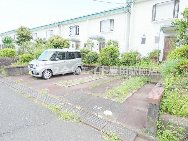 京王ガーデン平山の駐車場