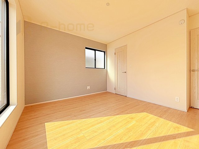 流山市西平井　新築戸建て　A号棟の洋室|アクセントクロスが映える2階洋室。お仕事の疲れを癒すひとときを有意義に♪全居室収納で空間もスッキリ♪