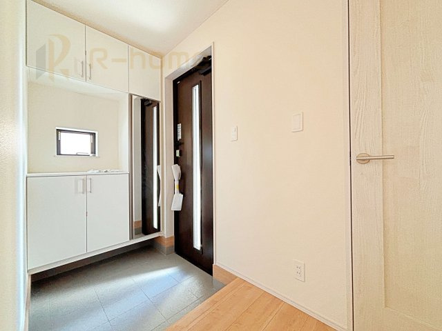 流山市西平井　新築戸建て　A号棟の玄関|気持ちよくご家族やゲストを送迎できる穏やかな雰囲気の玄関♪大きな下駄箱で玄関廻りスッキリ♪