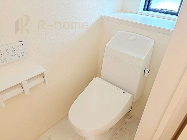 流山市西平井　新築戸建て　A号棟のトイレ|温水洗浄便座付きのトイレ。
トイレが２ヵ所設置で朝の忙しい時間でも安心です。