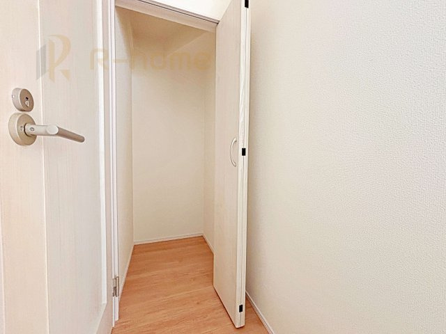 流山市西平井　新築戸建て　A号棟の収納|掃除用具などの収納に便利なホール収納！