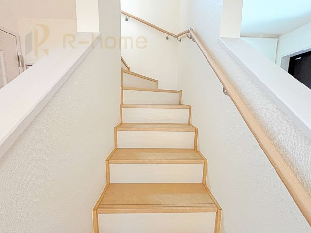 流山市西平井　新築戸建て　A号棟の内装|手すりのついた階段！小さなお子様の利用も一安心です♪