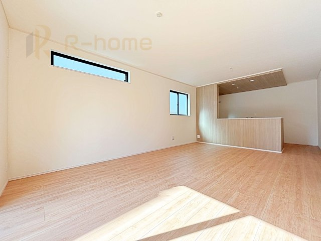 流山市西平井　新築戸建て　A号棟の居間・リビング|広くて明るいＬＤＫ♪ ゆったりくつろげるリビングスペースで、ご家族皆様の笑顔が溢れます。