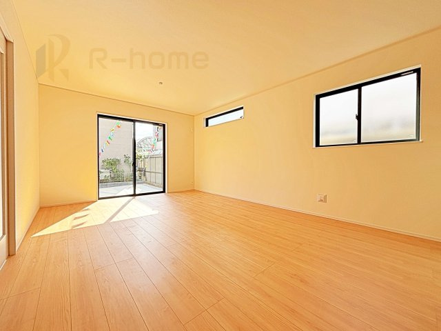 流山市西平井　新築戸建て　A号棟の居間・リビング|広々とした余裕のあるリビングです♪大きな窓からは自然光が届きます。