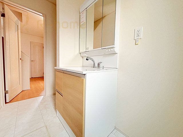 流山市西平井　新築戸建て　A号棟の洗面所|三面鏡の使いやすい洗面台です。忙しい朝も家族みんなで身支度可能なスペース。