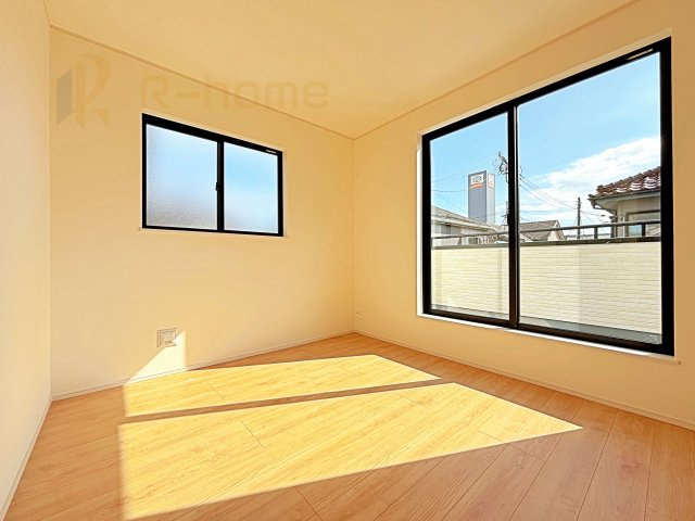 流山市西平井　新築戸建て　A号棟の洋室|2面窓の風通しの良い洋室です♪差し込む暖かな陽当たりで、室内がくつろげる空間に早変わりです♪