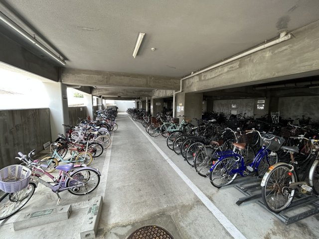 朝霧パーク・ホームズの駐輪場