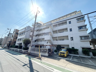 【外観】 | 手入れの行き届いた外壁やエントランスなど、「見ればわかる」レベルで清潔感を保ったマンションです。築年数を感じさせない姿で皆様をお出迎えします。～即日のご見学可能～　お問合せはお気軽にどうぞ。