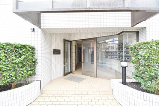 【エントランス】 | お客様を、そして住人を出迎えてくれるマンションのエントランス。ゴミが落ちていないことからも、管理状態の良さや住民の節度の高さが見て取れます。～即日のご見学可能～　お問合せはお気軽にどうぞ。