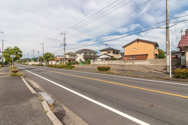 足利市利保町１丁目の売地の前面道路含む現地写真
