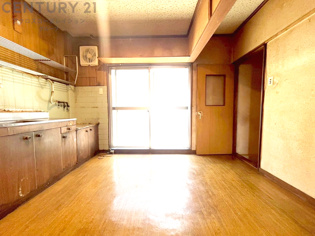 リビングダイニングは家族や友人とのコミュニケーションを楽しむ場所でくつろぎながら食事や会話を楽しめ、多目的に利用できリラックスできる空間です。家庭内の中心として機能し、快適な生活をサポートします。