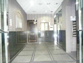 【その他共用部分】 | タイル調のエントランス内となります。