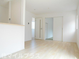 【居間・リビング】 | 本宮市青田新築一戸建て11棟 | こちらの居間で趣味の時間をお楽しみください