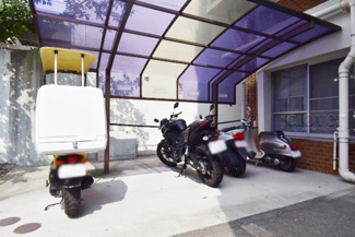 【駐車場】 | バイク置き場。空き区画の有無や駐輪料金、サイズおよび排気量規定などについては、改めてお問い合わせください。～即日のご見学可能～　お問合せはお気軽にどうぞ。