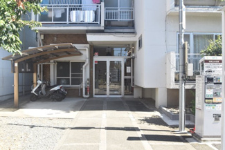 【エントランス】 | お客様を、そして住人を出迎えてくれるマンションのエントランス。ゴミが落ちていないことからも、管理状態の良さや住民の節度の高さが見て取れます。～即日のご見学可能～　お問合せはお気軽にどうぞ。