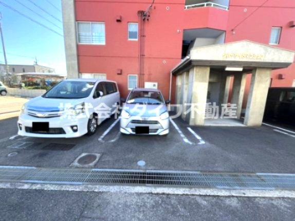 リバーサイドマンションの駐車場