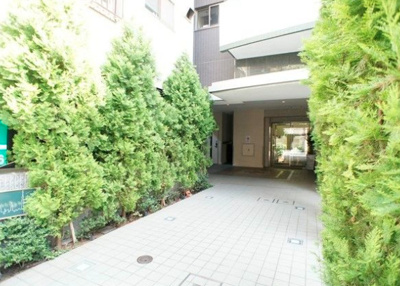 【エントランス】 | ラルジュ マノワール | 落ち着いたエントランスです