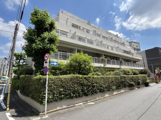 【外観】 | 青空によく映える建物です。手入れの行き届いた外壁やマンション正面エントランスなど、綺麗な姿をぜひ一度、現地にてご覧ください。～即日のご見学可能～　お問合せはお気軽にどうぞ。
