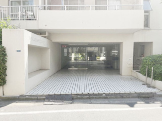 【エントランス】 | マンションの正面エントランス。出入りする人間を癒してくれるマンション入り口であり、その建物の「顔」でもあります。～即日のご見学可能～　お問合せはお気軽にどうぞ。
