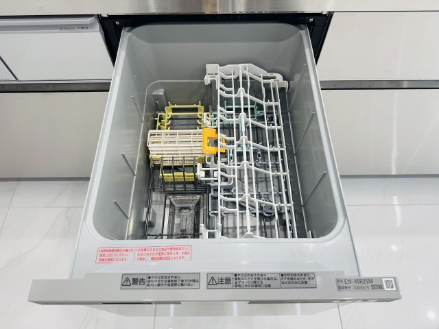 蓮生寺公園通り三番街５号棟のキッチン|～食洗機付き　食事後の食器洗いはお任せ、家族でゆっくりとくつろげます～