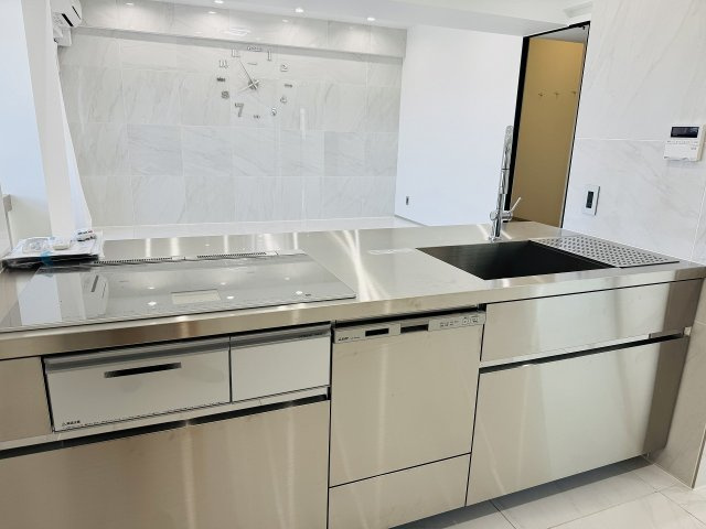 蓮生寺公園通り三番街５号棟の内装|～リビングにいるご家族とコミュニケーションをとりやすいキッチンです～