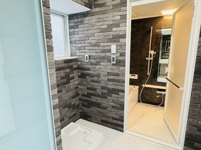 蓮生寺公園通り三番街５号棟の脱衣所|～窓付きで明るい洗面所　換気もしやすいです～