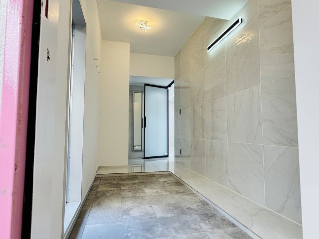 蓮生寺公園通り三番街５号棟の玄関|～開放感のある玄関ホール、内装にこだわりぬいた住戸です～