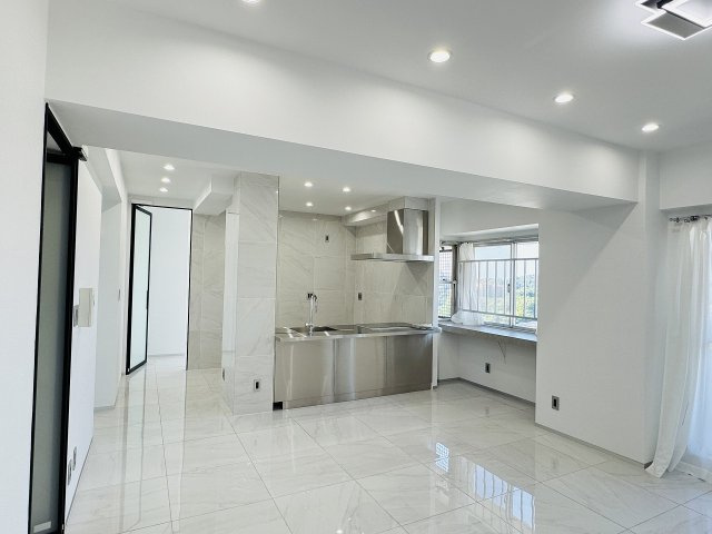 蓮生寺公園通り三番街５号棟の居間・リビング|～15.5帖の明るいLDK、大理石調の洗練されたデザインです～