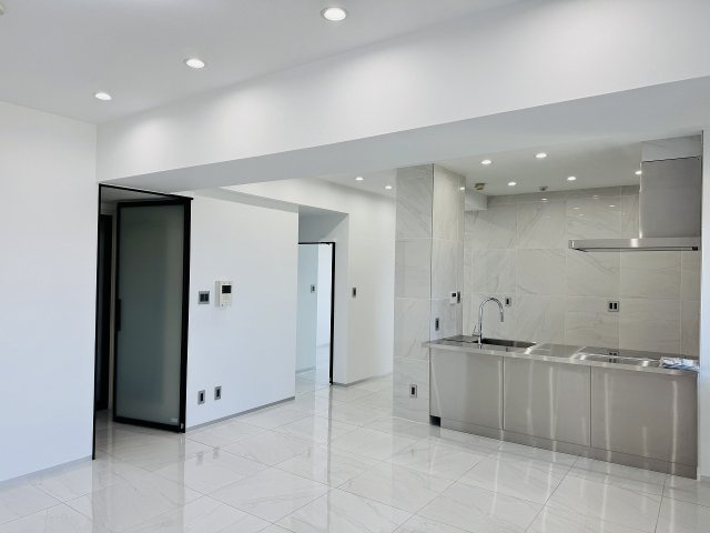 蓮生寺公園通り三番街５号棟の居間・リビング|～15.5帖の明るいLDK、大理石調の洗練されたデザインです～