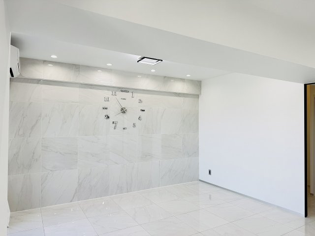 蓮生寺公園通り三番街５号棟の居間・リビング|～15.5帖の明るいLDK、大理石調の洗練されたデザインです～