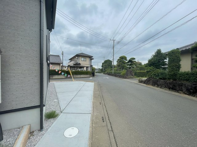 新築戸建・建売　東松山市美原町2丁目　BLOOMING GRADEN　全3棟の前面道路含む現地写真