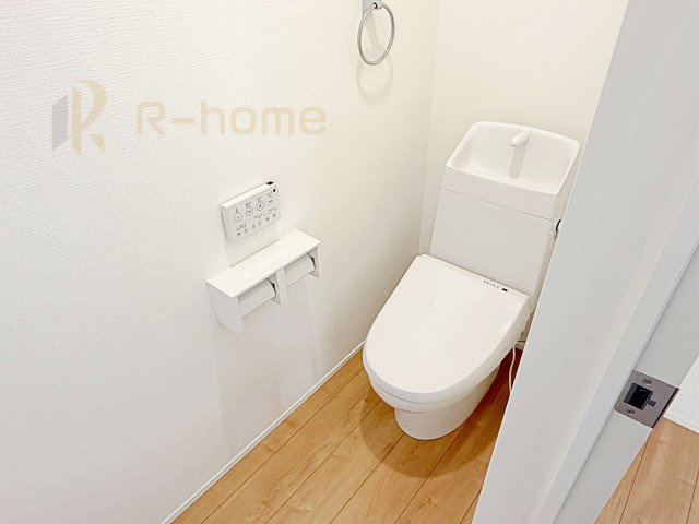 取手市井野第1期　新築戸建て　2号棟のトイレ|温水洗浄便座付きのトイレ。
トイレが２ヵ所設置で朝の忙しい時間でも安心です。