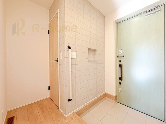 取手市井野第1期　新築戸建て　2号棟の玄関|安心の手すり付き玄関！写真を飾ったり小物置きにも便利な玄関ニッチ付き♪