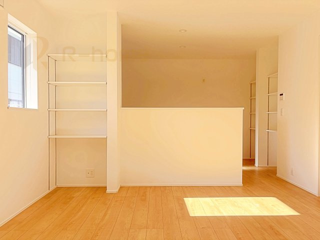 取手市井野第1期　新築戸建て　2号棟のキッチン|対面式で会話をしながら家事ができます♪インテリアや収納として活用できる可動棚付き！