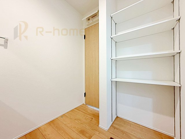 取手市井野第1期　新築戸建て　2号棟の洗面所|洗面所に便利な可動棚！タオルや衣類の収納に便利です♪