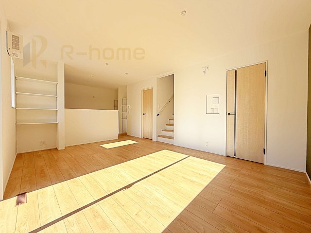 取手市井野第1期　新築戸建て　2号棟の居間・リビング|広くて明るいＬＤＫ♪ ゆったりくつろげるリビングスペースで、ご家族皆様の笑顔が溢れます。