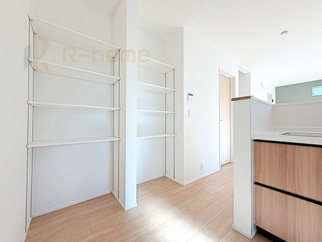 取手市井野第1期　新築戸建て　2号棟の収納|キッチン横に便利な可動棚！調理器具や食器などもスッキリ収納できます♪