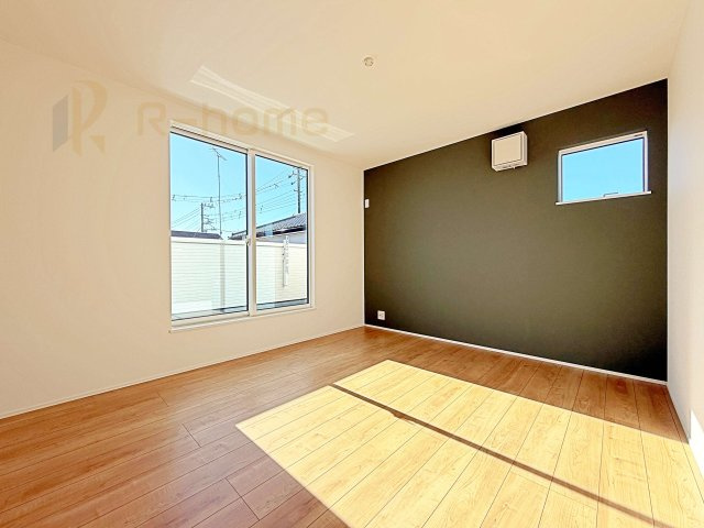 取手市井野第1期　新築戸建て　2号棟の洋室|アクセントクロスが映える2階洋室。お仕事の疲れを癒すひとときを有意義に♪全居室収納で空間もスッキリ♪